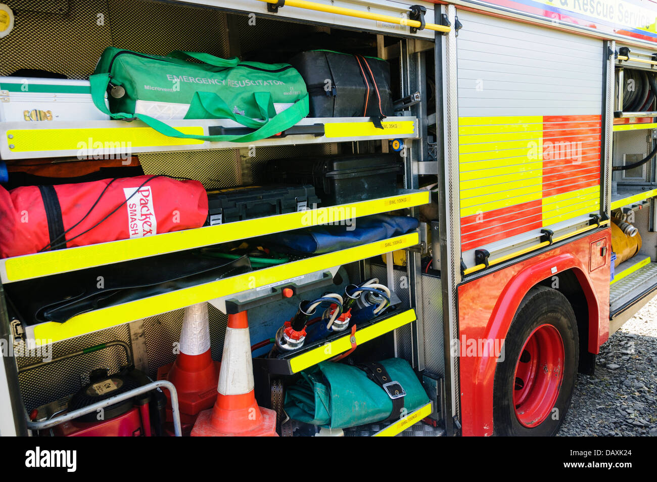 Geräte an einem Nordirland Feuer und Rettung Service Fahrzeug. Stockfoto