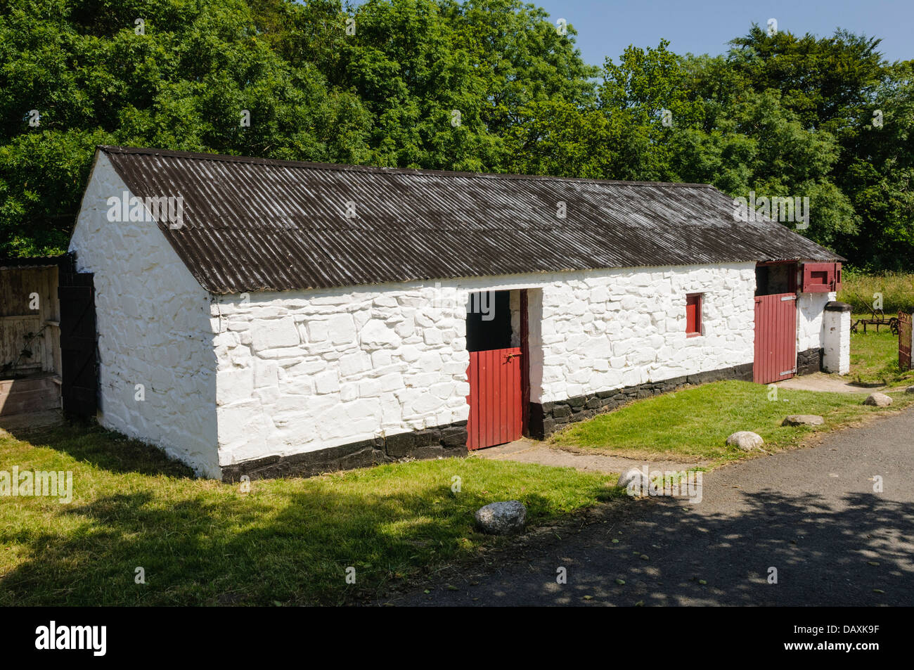Weiß getünchten Stall in einem traditionellen irischen Bauernhof Stockfoto