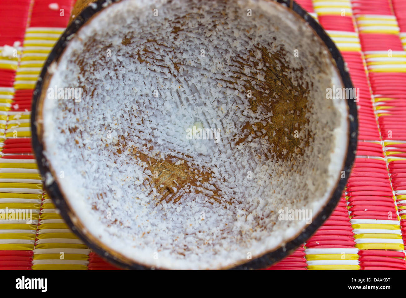 Kokosnussschalen auf einer Matte Stockfoto