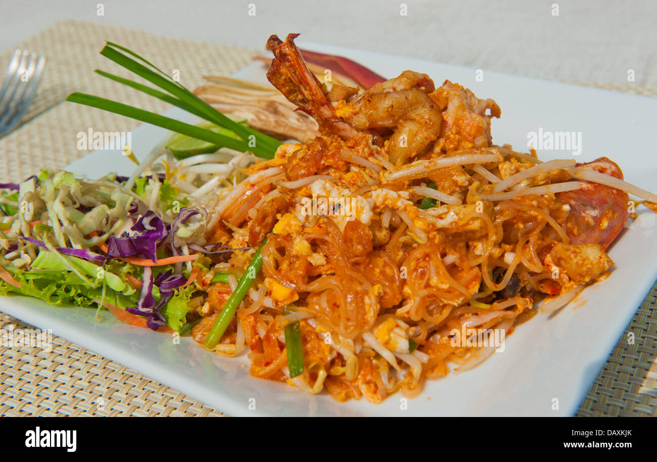 Pad Thai Nudeln mit Garnelen, traditionelles thailändisches Gericht unter Rühren braten Stockfoto