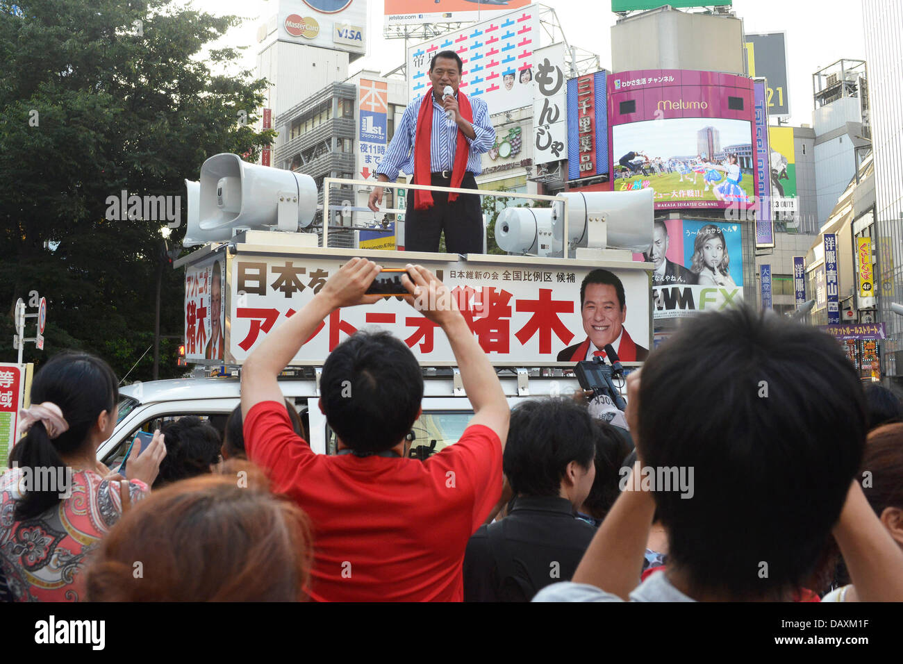 Tokio, Japan. 19. Juli 2013. Antonio Inoki, wer hatte früher eine beliebte professionelle Westler und nun war ein Kandidat aus der Japan-Restaurierung-Partei auf dem Auto, sprach mit Menschen für die kommenden Wahl von House of Councilors an diesem Sonntag am Bahnhof Shibuya, Shibuya, Tokyo, Japan am 19. Juli 2013. Inoki lief in einem Verhältniswahlsystem Wahlkreis. Bildnachweis: Koichiro Suzuki/AFLO/Alamy Live-Nachrichten Stockfoto