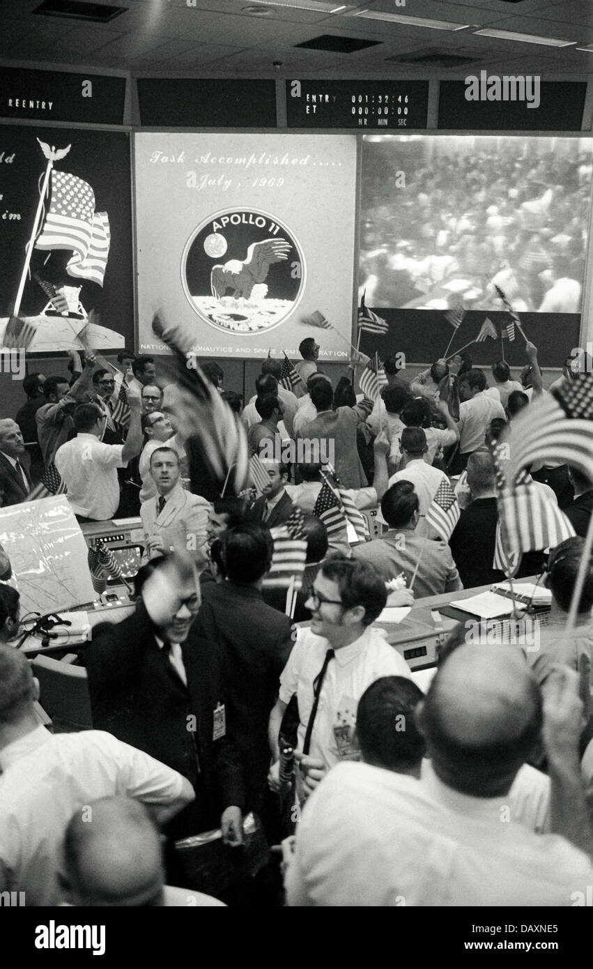 NASA Flight Controller feiern wie die Apollo-11-Kapsel sicher zurück zur Erde 24. Juli 1969 in Houston, TX landet. Apollo 11 wurde die erste Raumsonde, die am 20. Juli 1969 auf dem Mond landen. Stockfoto