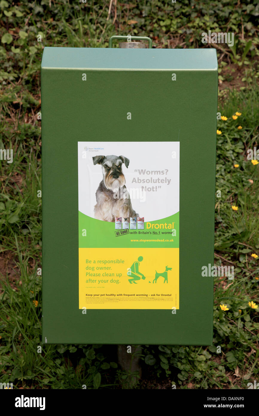 Eine Box für Hundebesitzer, nachdem sie mit einer Werbung für Drontal, ein Hund Wormer gereinigt haben Stockfoto