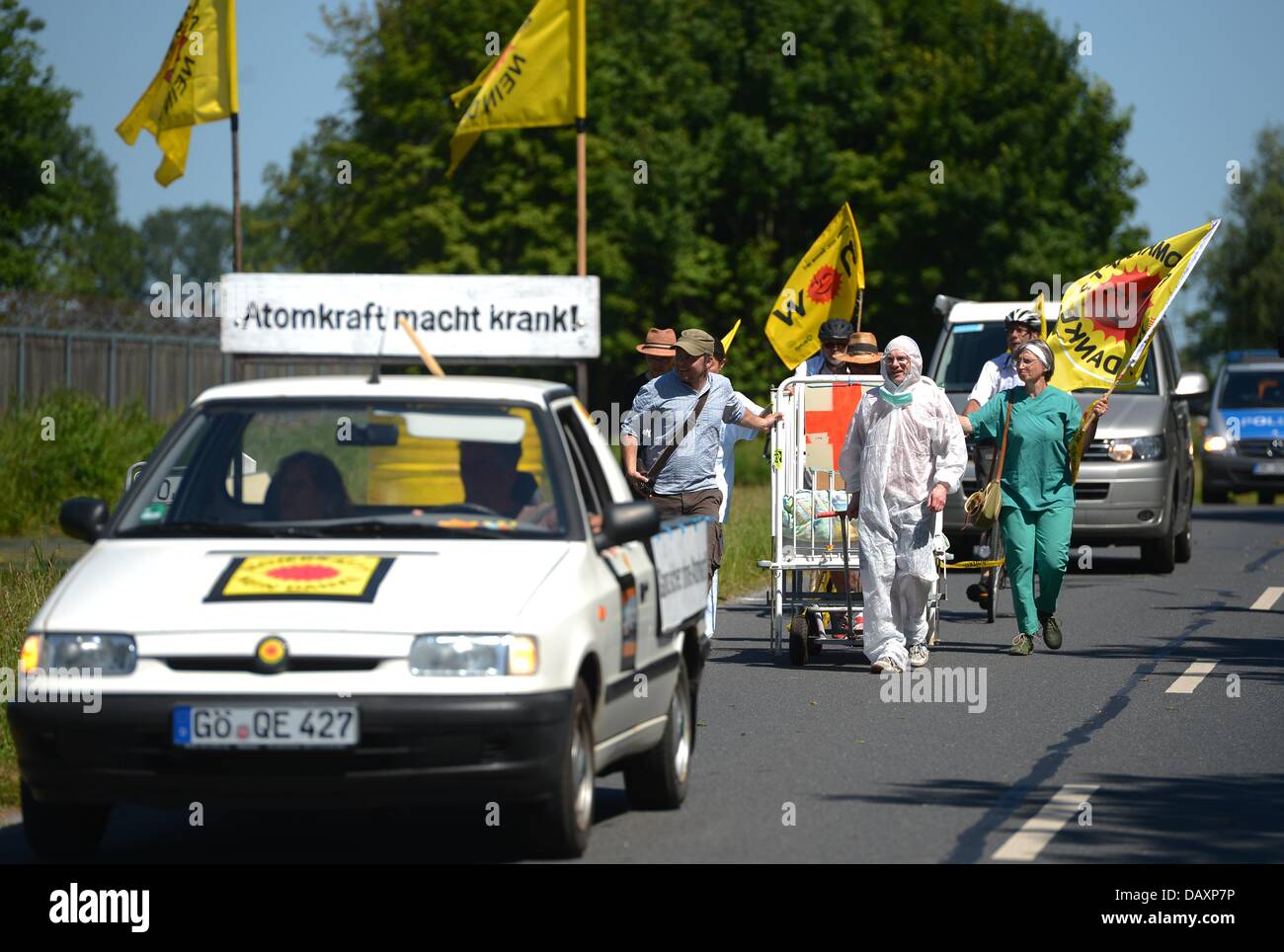 Brokdorf, Deutschland. 20. Juli 2013. Atomkraft-Gegner protestieren außerhalb das Kernkraftwerk Brokdorf, Deutschland, 20. Juli 2013. Gibt es eine einwöchigen Marsch aus Brokdorf nach Hamburg, für die Abschaltung des Reaktors zu protestieren. : Bildnachweis MARCUS BRANDT: Dpa picture-Alliance/Alamy Live News/Dpa/Alamy Live News Stockfoto