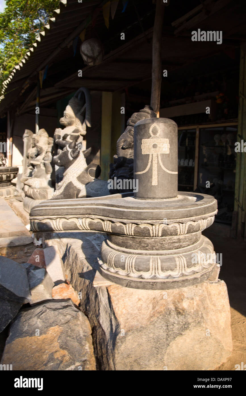 Shiva Linga Skulptur in einem Geschäft zu verkaufen, Mahabalipuram, Kanchipuram Bezirk, Tamil Nadu, Indien Stockfoto