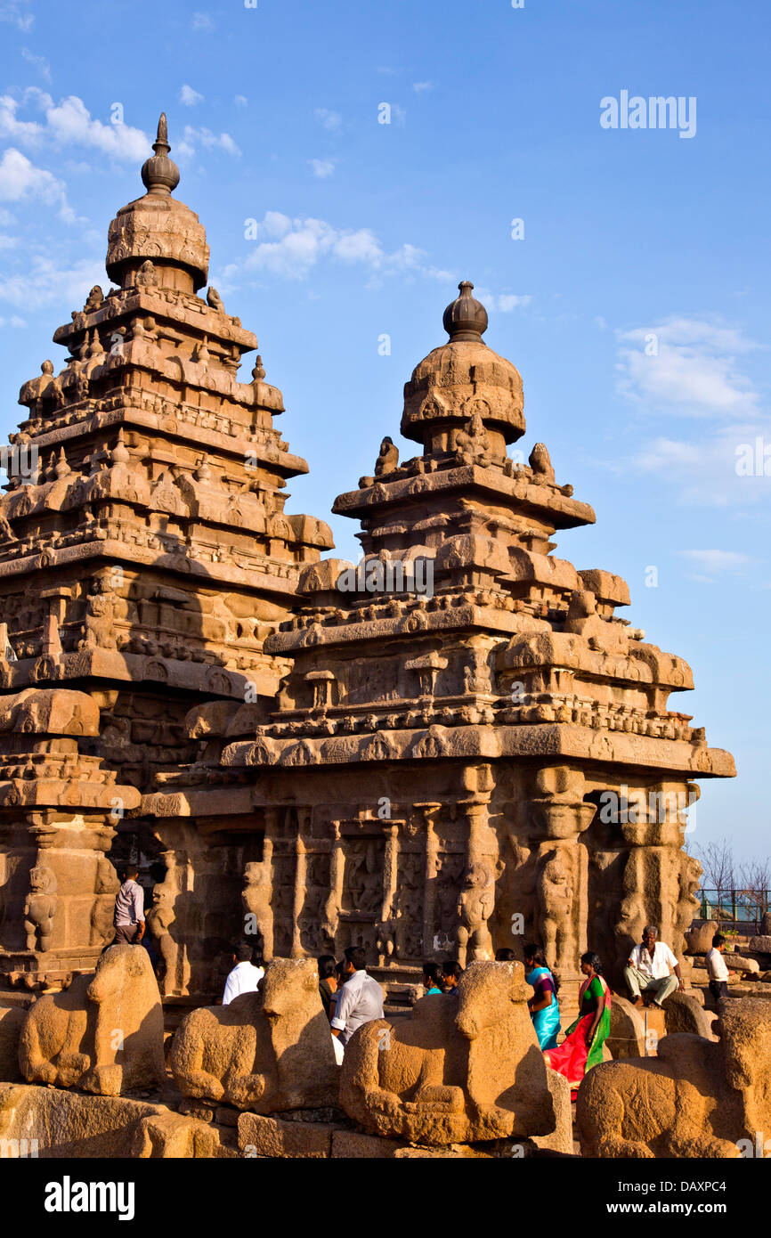Touristen in einem Tempel Shore Tempel, Mahabalipuram, Kanchipuram Bezirk, Tamil Nadu, Indien Stockfoto