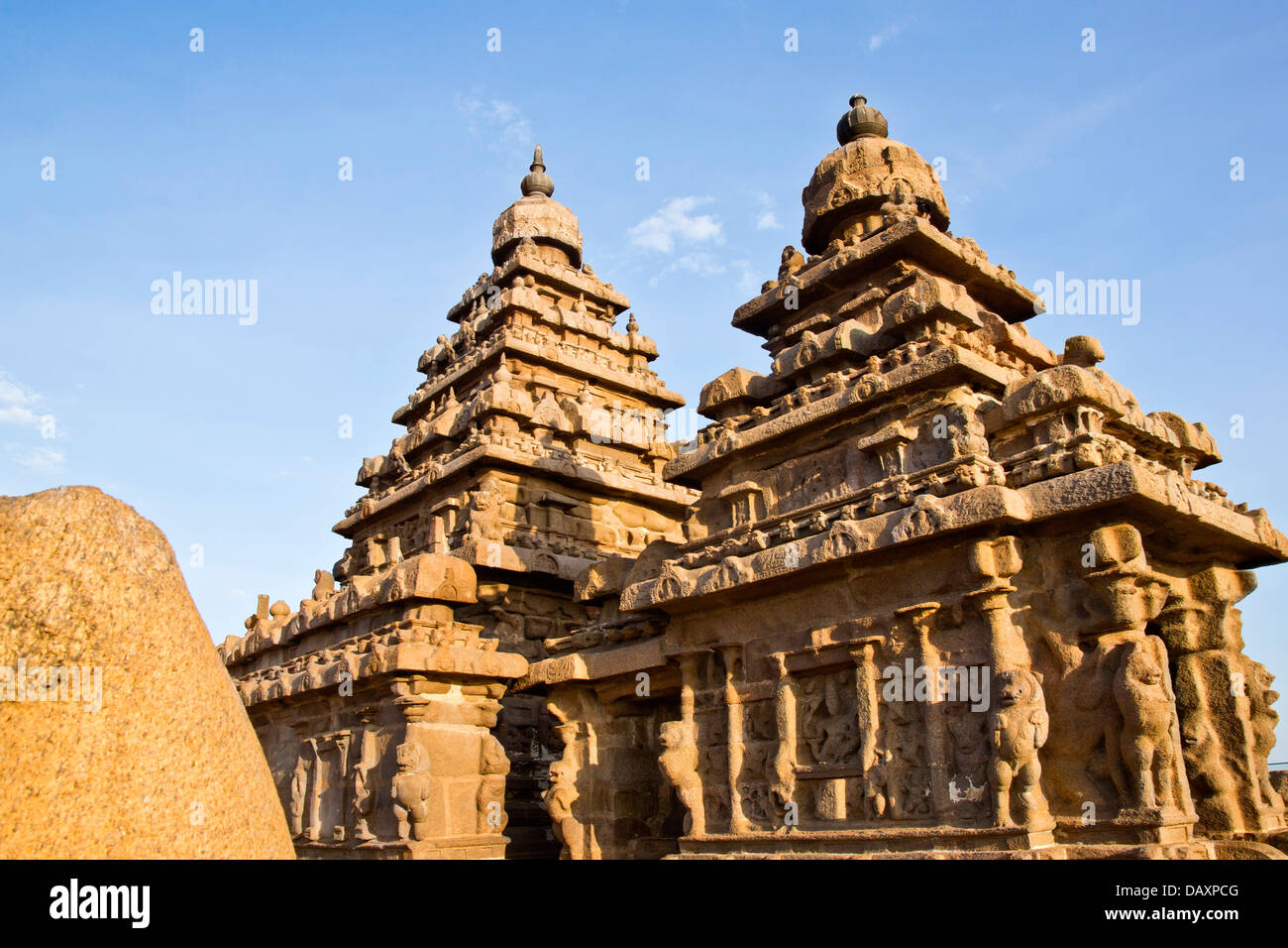 Niedrigen Winkel Ansicht eines Tempels, Shore Tempel, Mahabalipuram, Kanchipuram Bezirk, Tamil Nadu, Indien Stockfoto