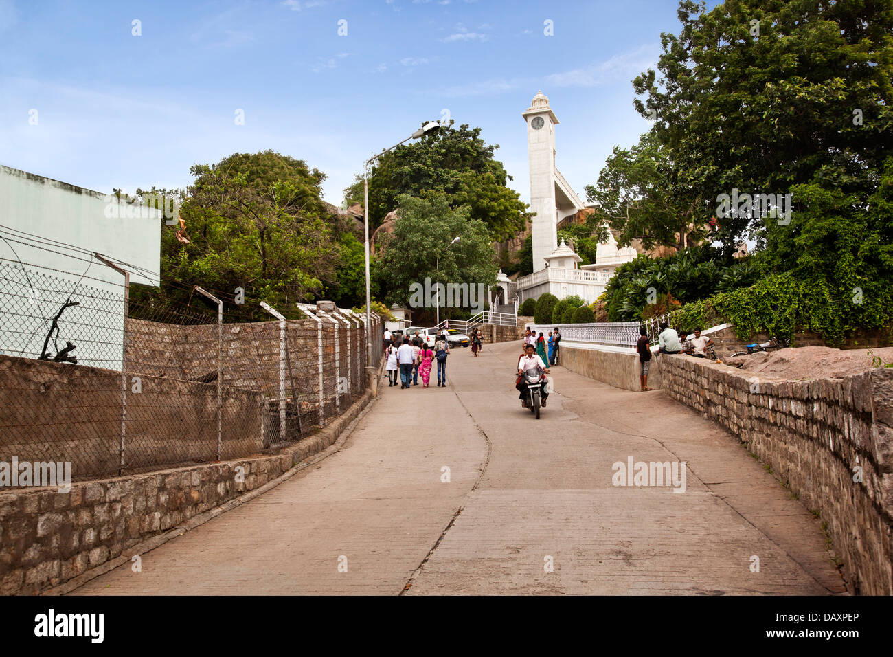 Straße in der Nähe eines Tempels, Birla Mandir, Hyderabad, Andhra Pradesh, Indien Stockfoto
