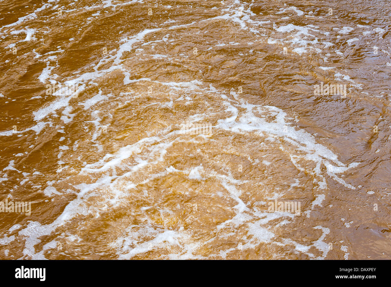 Eisen Inhalt verfärbt Wasser aus Schleuse auf der Trent und Mersey Kanal in der Nähe von Ritt Heide Cheshire England Vereinigtes Königreich UK Stockfoto