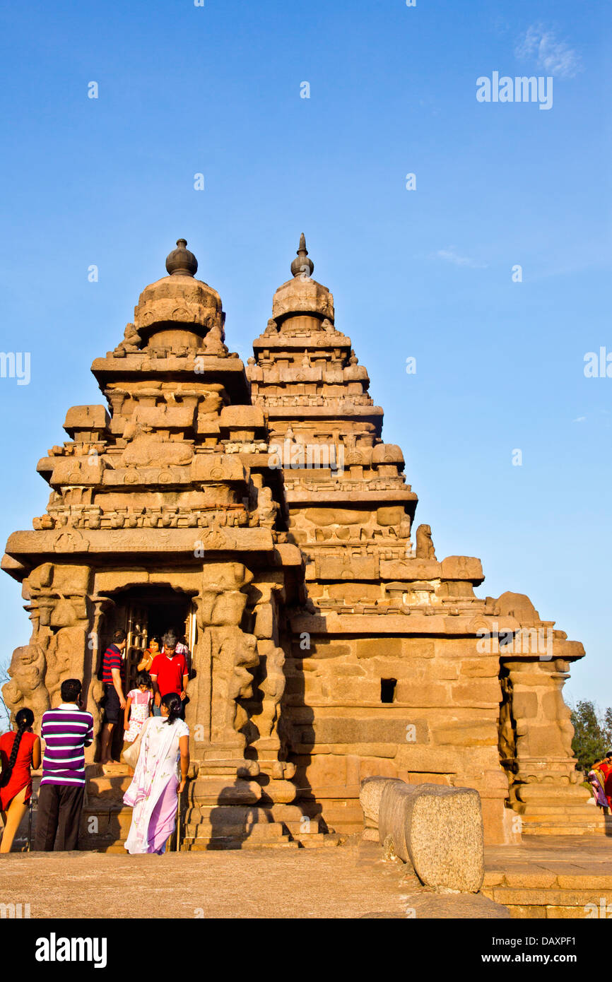 Touristen am Eingang eines Tempels Shore Tempel, Mahabalipuram, Kanchipuram Bezirk, Tamil Nadu, Indien Stockfoto