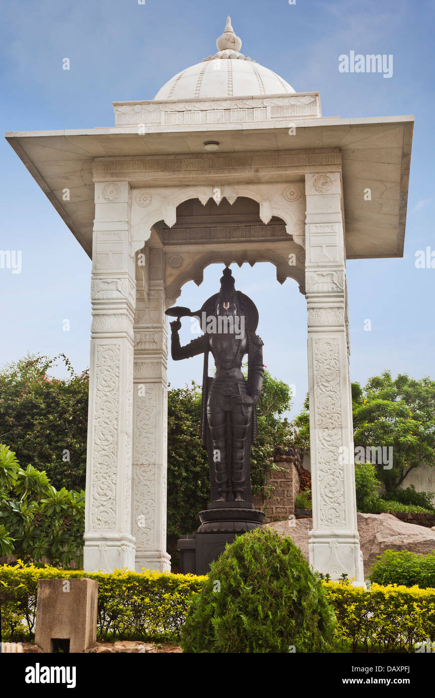 Statue von Lord Venkateswara betrachtet durch einen Pavillon, Birla Mandir, Hyderabad, Andhra Pradesh, Indien Stockfoto