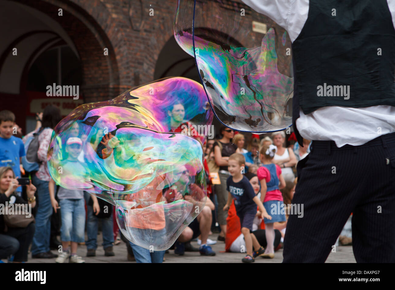 Künstler machen große Seife Luftblasen während "Industriada" 2013 Straßenperformance bei Nikiszowiec Hauptplatz. Kattowitz, Polen. Stockfoto