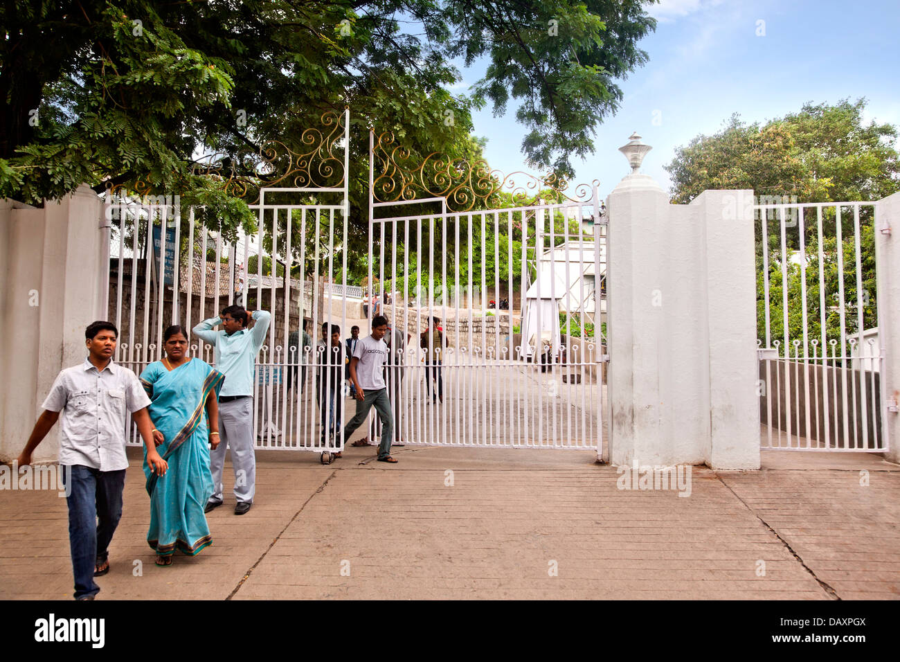 Touristen am Eingang eines Tempels, Birla Mandir, Hyderabad, Andhra Pradesh, Indien Stockfoto