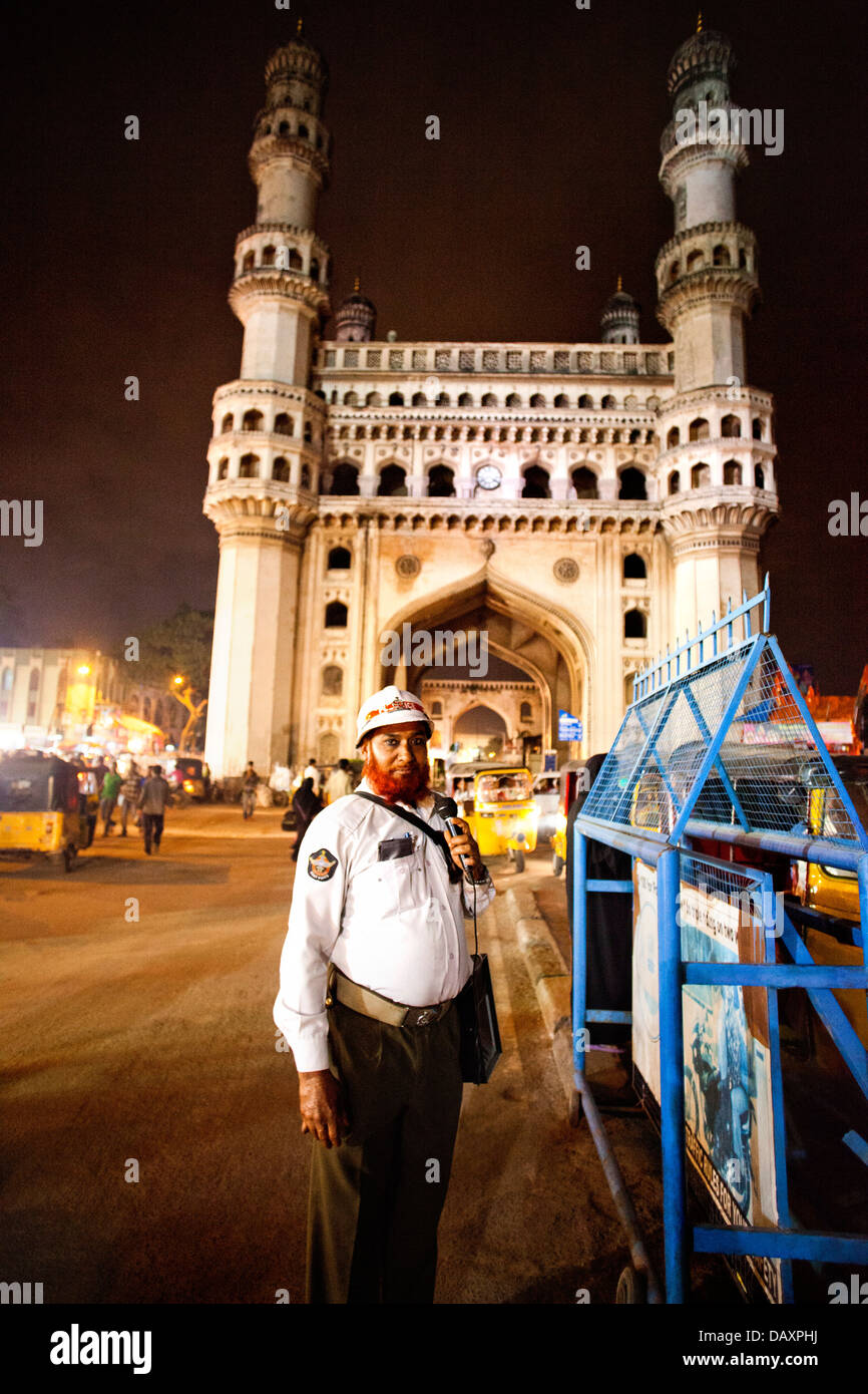 Verkehrspolizist im Dienst mit Charminar im Hintergrund, Hyderabad, Andhra Pradesh, Indien Stockfoto