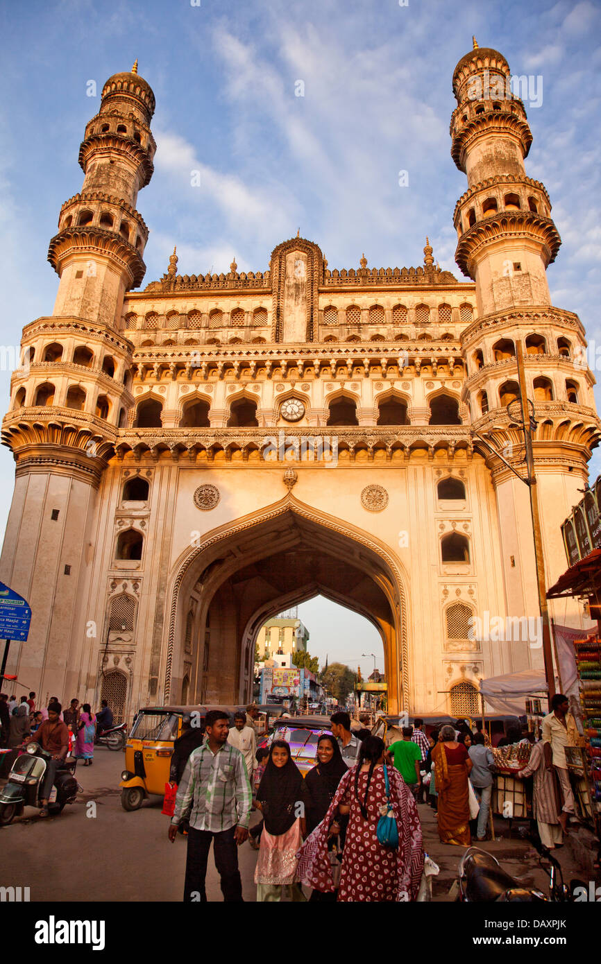 Niedrigen Winkel Blick auf eine Moschee, Charminar, Hyderabad, Andhra Pradesh, Indien Stockfoto