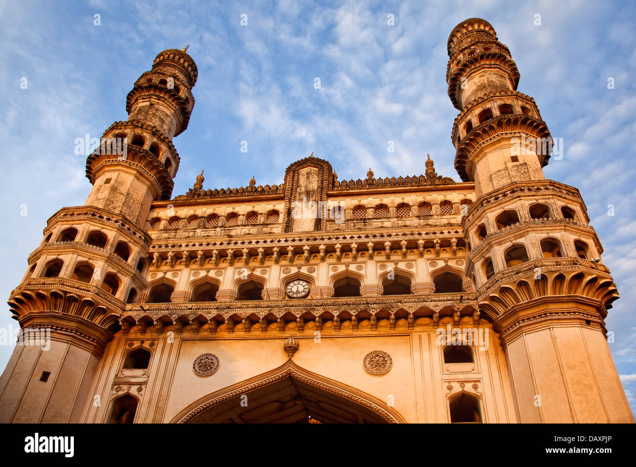 Niedrigen Winkel Blick auf eine Moschee, Charminar, Hyderabad, Andhra Pradesh, Indien Stockfoto