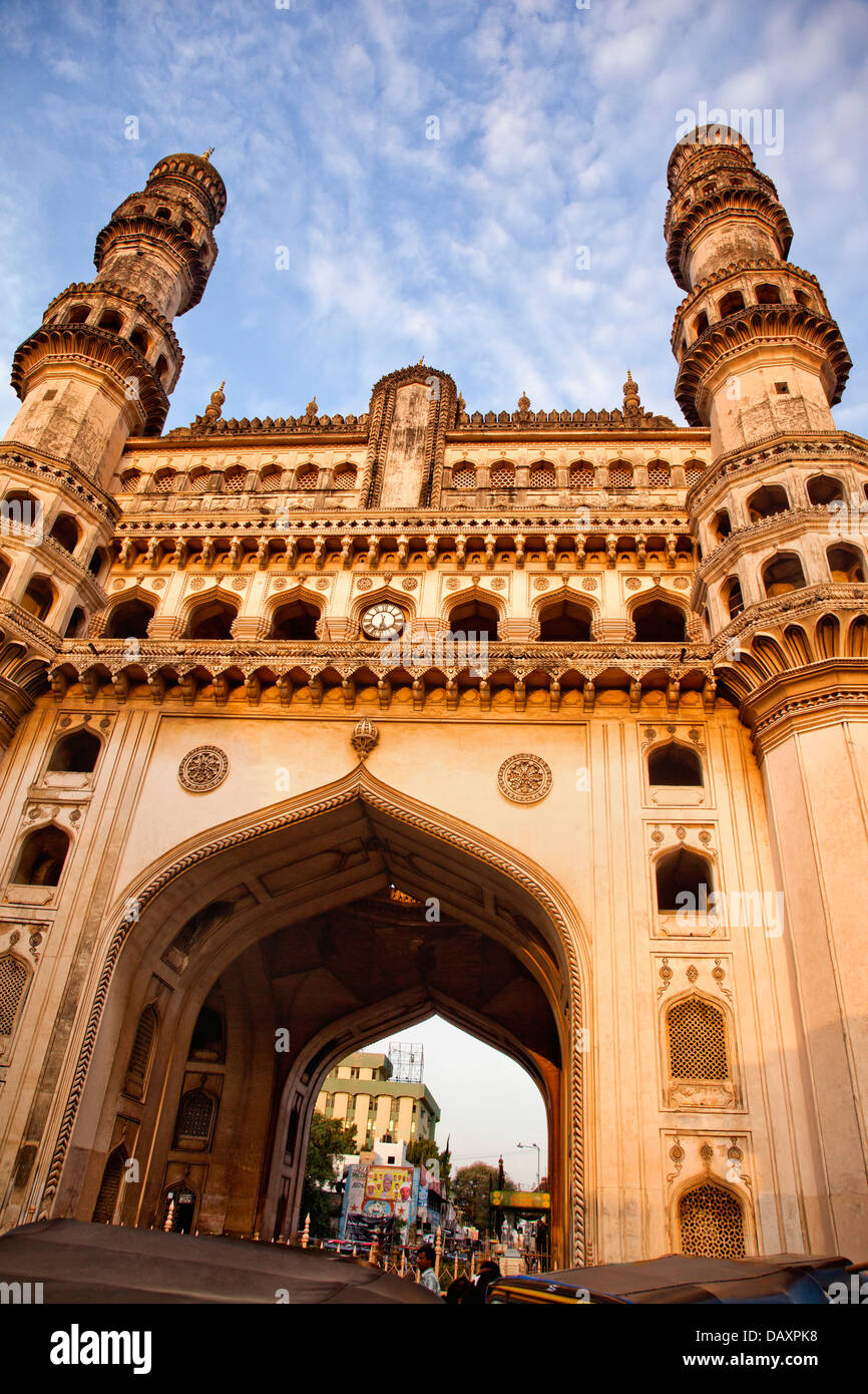 Niedrigen Winkel Blick auf eine Moschee, Charminar, Hyderabad, Andhra Pradesh, Indien Stockfoto