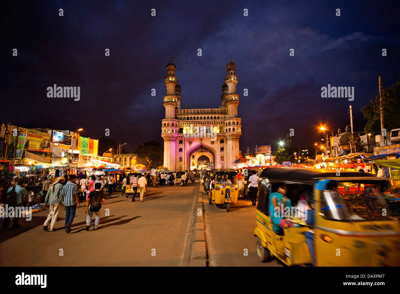 Verkehr auf der Straße mit Moschee im Hintergrund Charminar Basar, Hyderabad, Andhra Pradesh, Indien Stockfoto