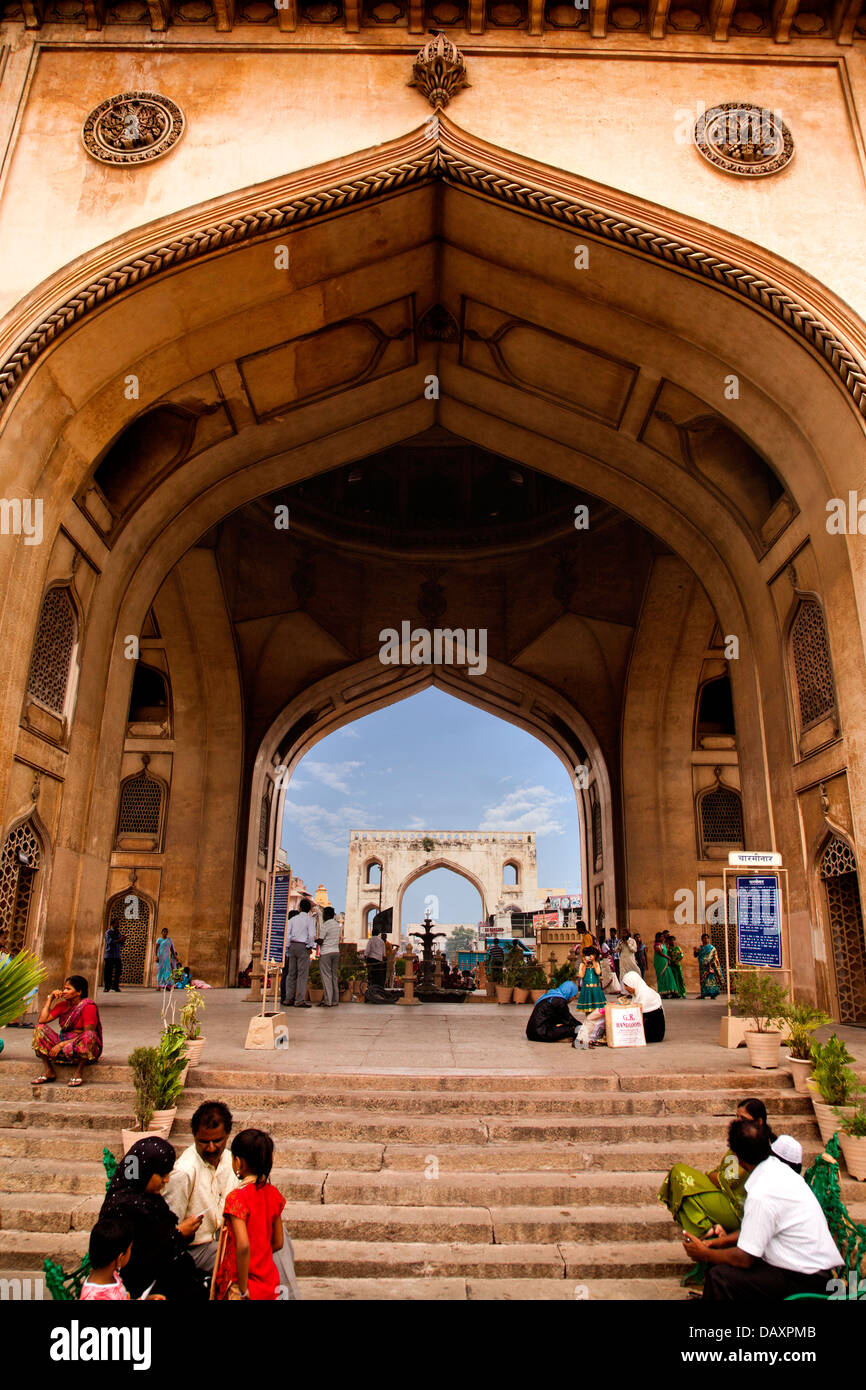 Touristen am Charminar, Hyderabad, Andhra Pradesh, Indien Stockfoto