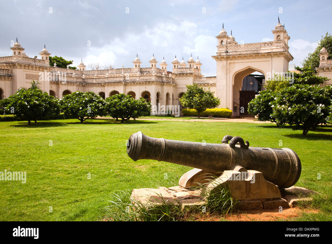 Kanone in den Rasen mit Schloss im Hintergrund, Chowmahalla Palast, Hyderabad, Andhra Pradesh, Indien Stockfoto
