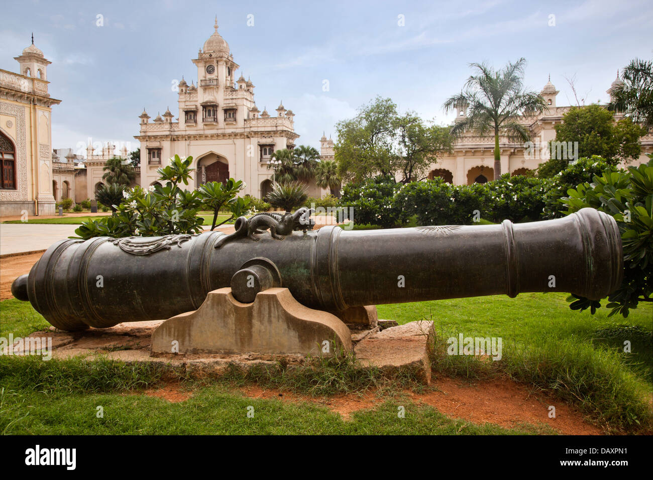 Kanone mit Schloss im Hintergrund, Chowmahalla Palast, Hyderabad, Andhra Pradesh, Indien Stockfoto