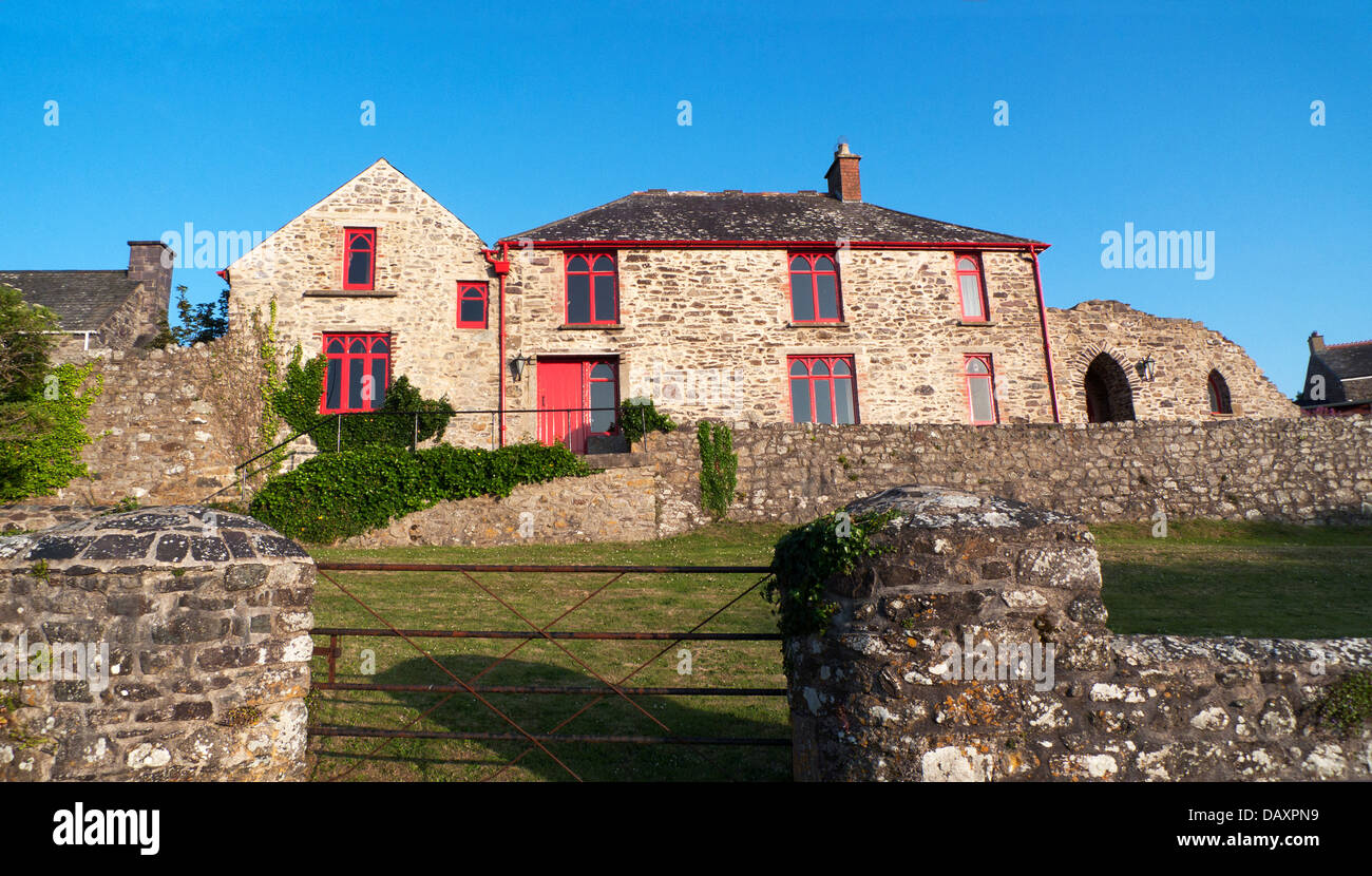 Ein Haus aus Stein mit roten Zierleisten in St. Davids Pembrokeshire Wales UK Stockfoto