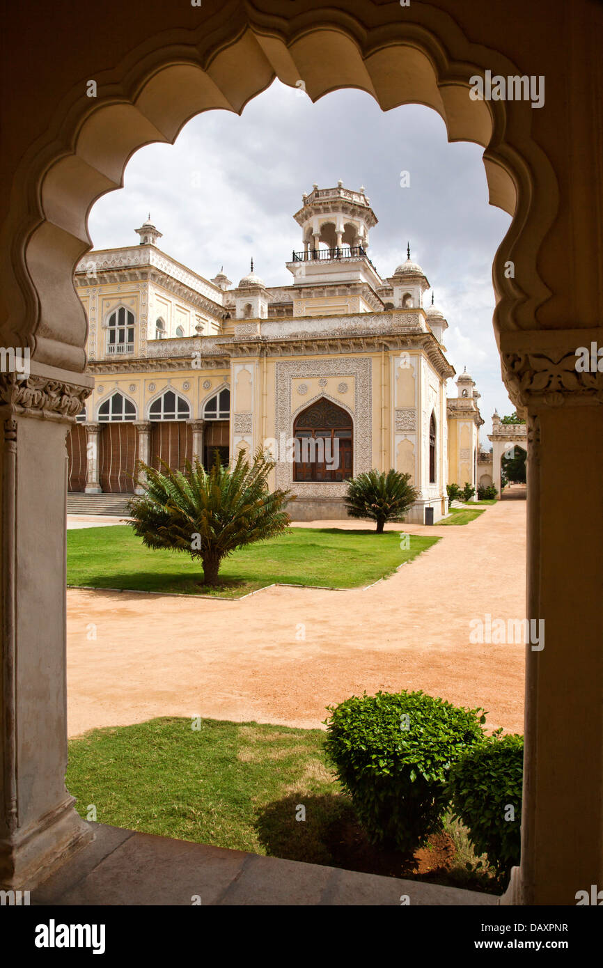 Fassade des Palastes durch Bogen, Chowmahalla Palast, Hyderabad, Andhra Pradesh, Indien Stockfoto