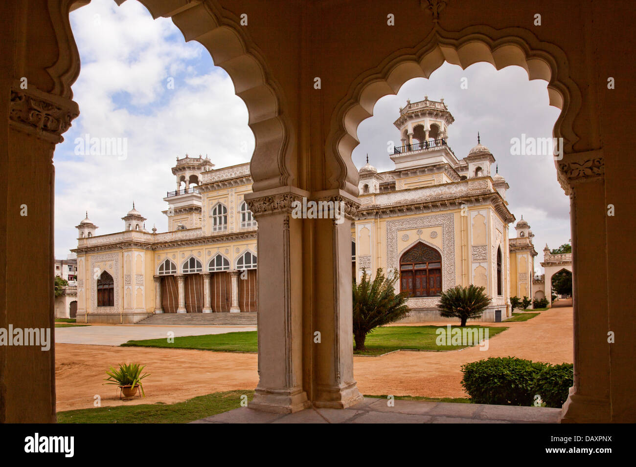 Fassade des Palastes angesehen durch Bogen, Chowmahalla Palast, Hyderabad, Andhra Pradesh, Indien Stockfoto