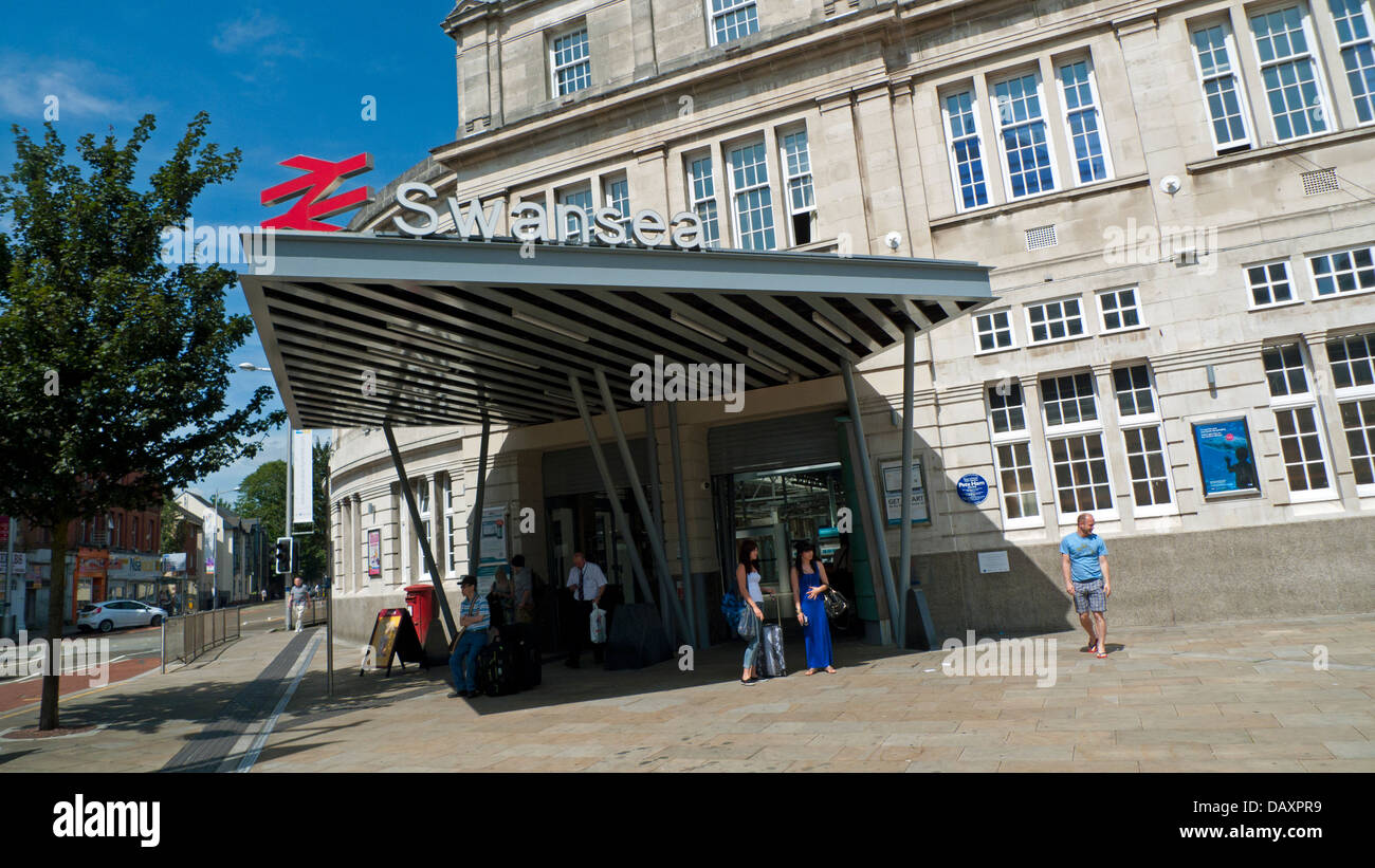 Ansicht der Leute am Eingang, Zeichen und Logos zu Swansea Zug Bahnhof Äußeres Swansea South Wales UK KATHY DEWITT Stockfoto