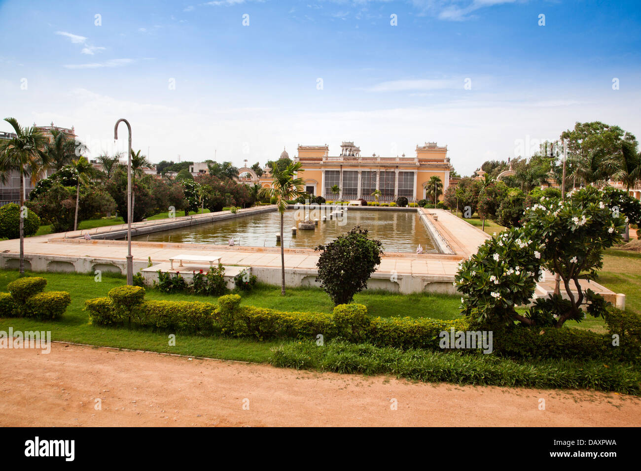 Formaler Garten vor einem Palast, Chowmahalla, Hyderabad, Andhra Pradesh, Indien Stockfoto