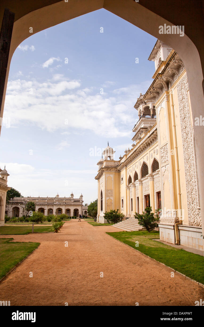 Fassade des Palastes angesehen durch Bogen, Chowmahalla Palast, Hyderabad, Andhra Pradesh, Indien Stockfoto