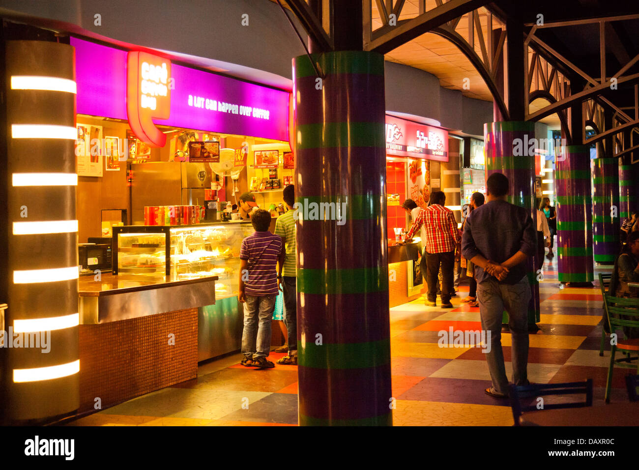 Touristen in Cafeteria, Essen Straße, Hyderabad, Andhra Pradesh, Indien Stockfoto