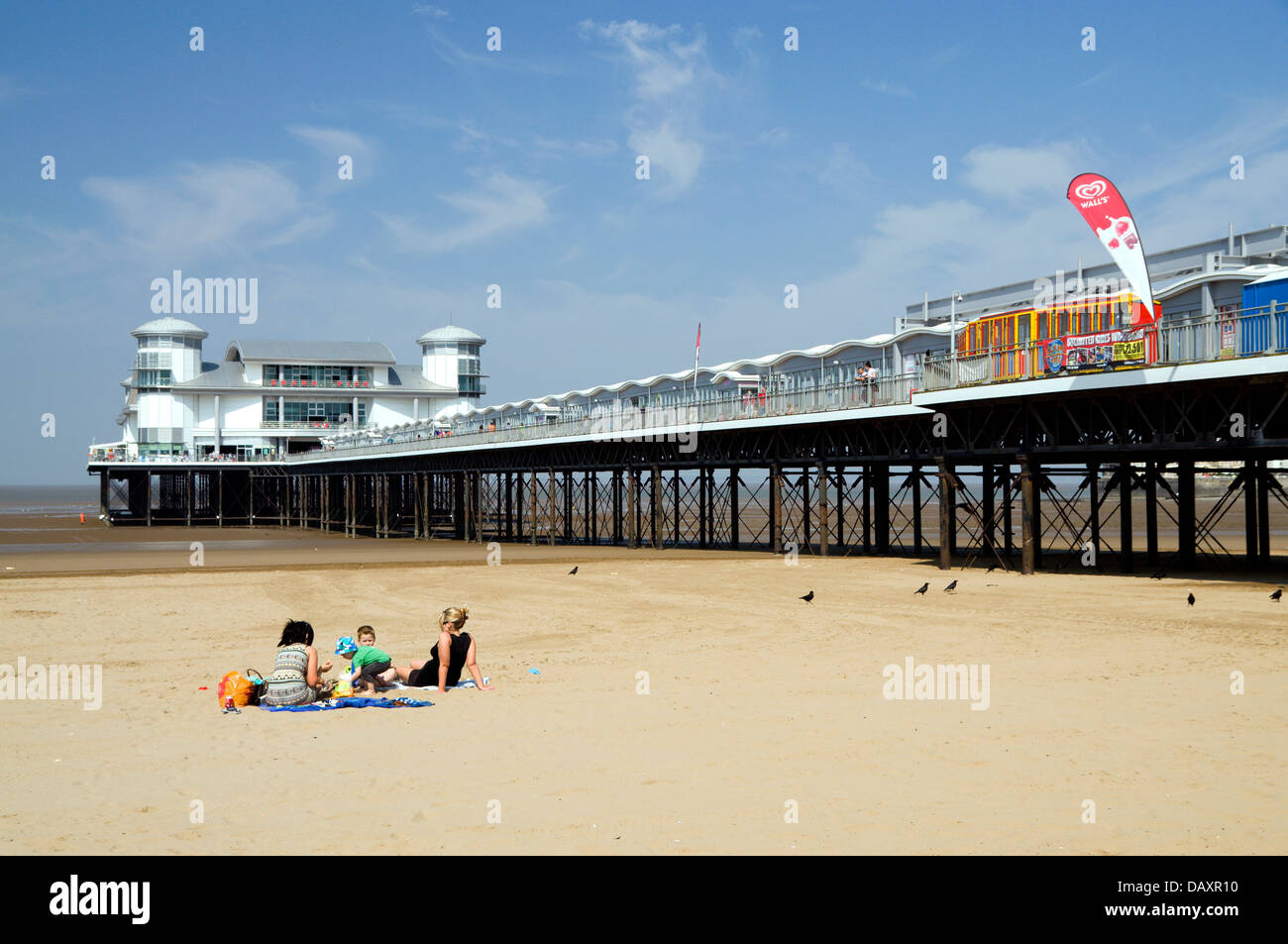 Die Grand Pier und Strand, Weston-Super-Mare, Somerset, England. Stockfoto