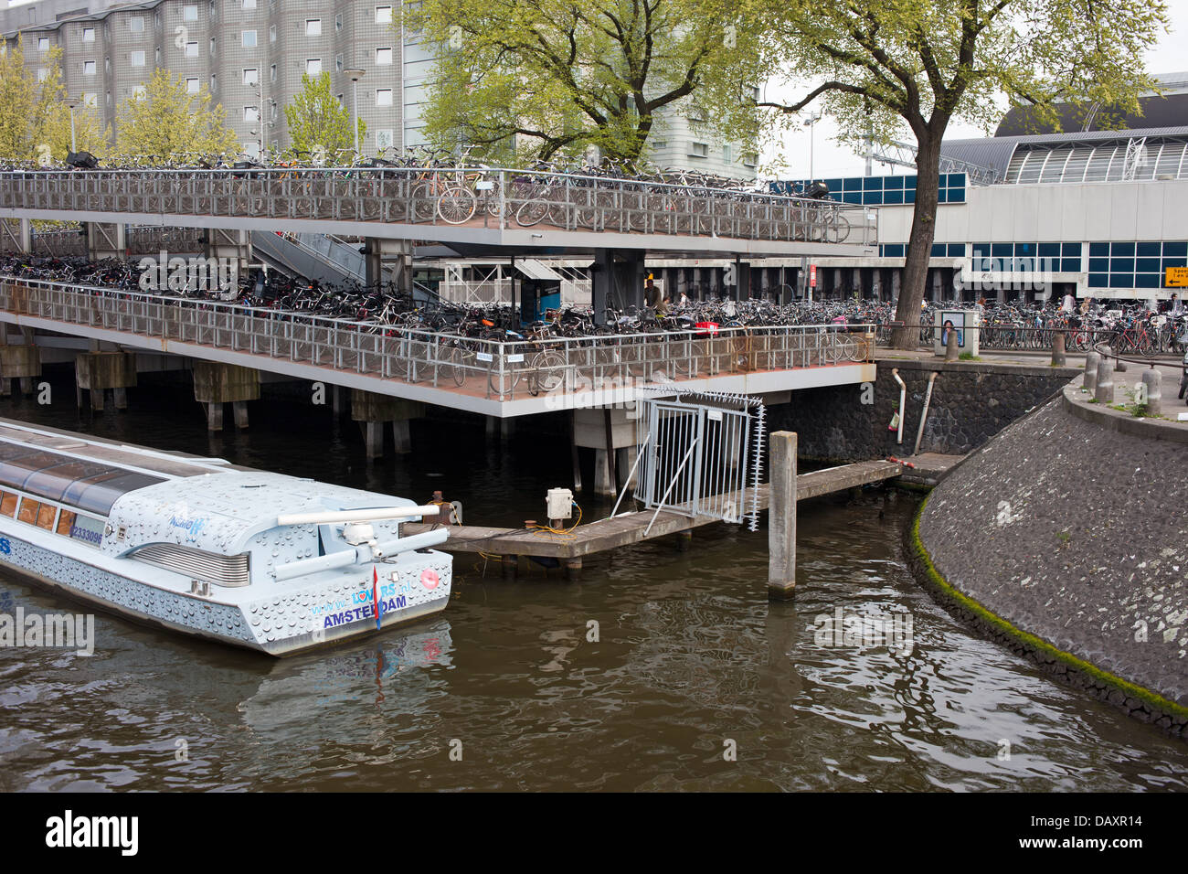Großen mehrstufigen Fahrrad-Parken in Amsterdam, Niederlande, neben dem Hauptbahnhof. Stockfoto