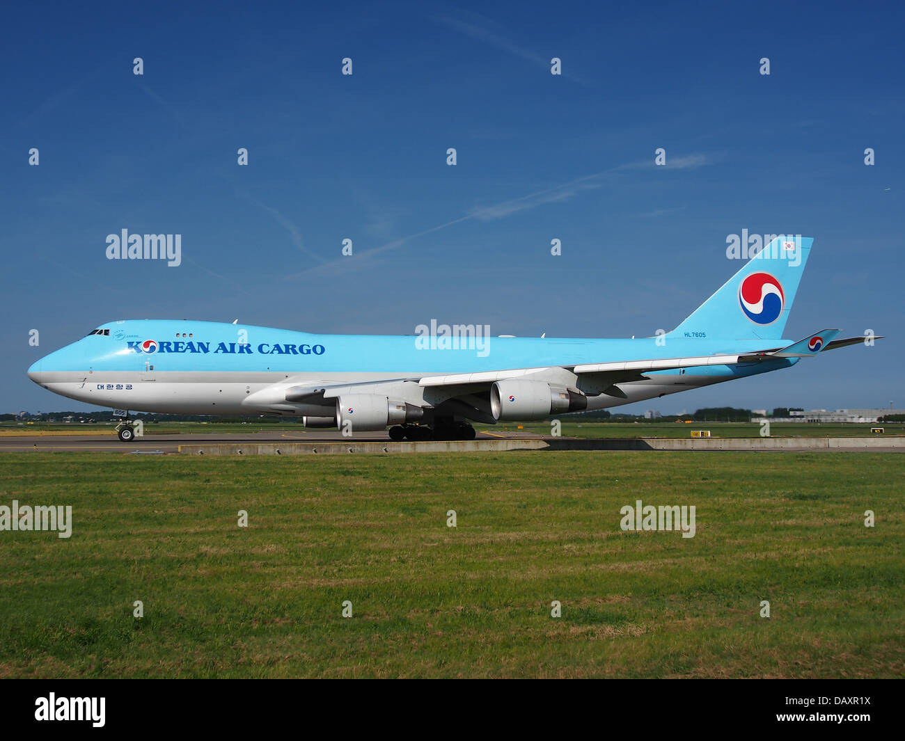 Die Korean Air Lines Boeing 747-4B5F(er), eingetragen als HL7605, ist ein Jumbo-Frachtflugzeug, das für den Transport großer Mengen von Gütern über große Entfernungen eingesetzt wird. Er verfügt über ein einzigartiges Design mit einem großen Laderaum und leistungsstarken Motoren für schwere Lasten. Hier auf einem internationalen Flughafen ist es startbereit und zeigt seine entscheidende Rolle in der globalen Logistik und im Güterverkehr. Stockfoto