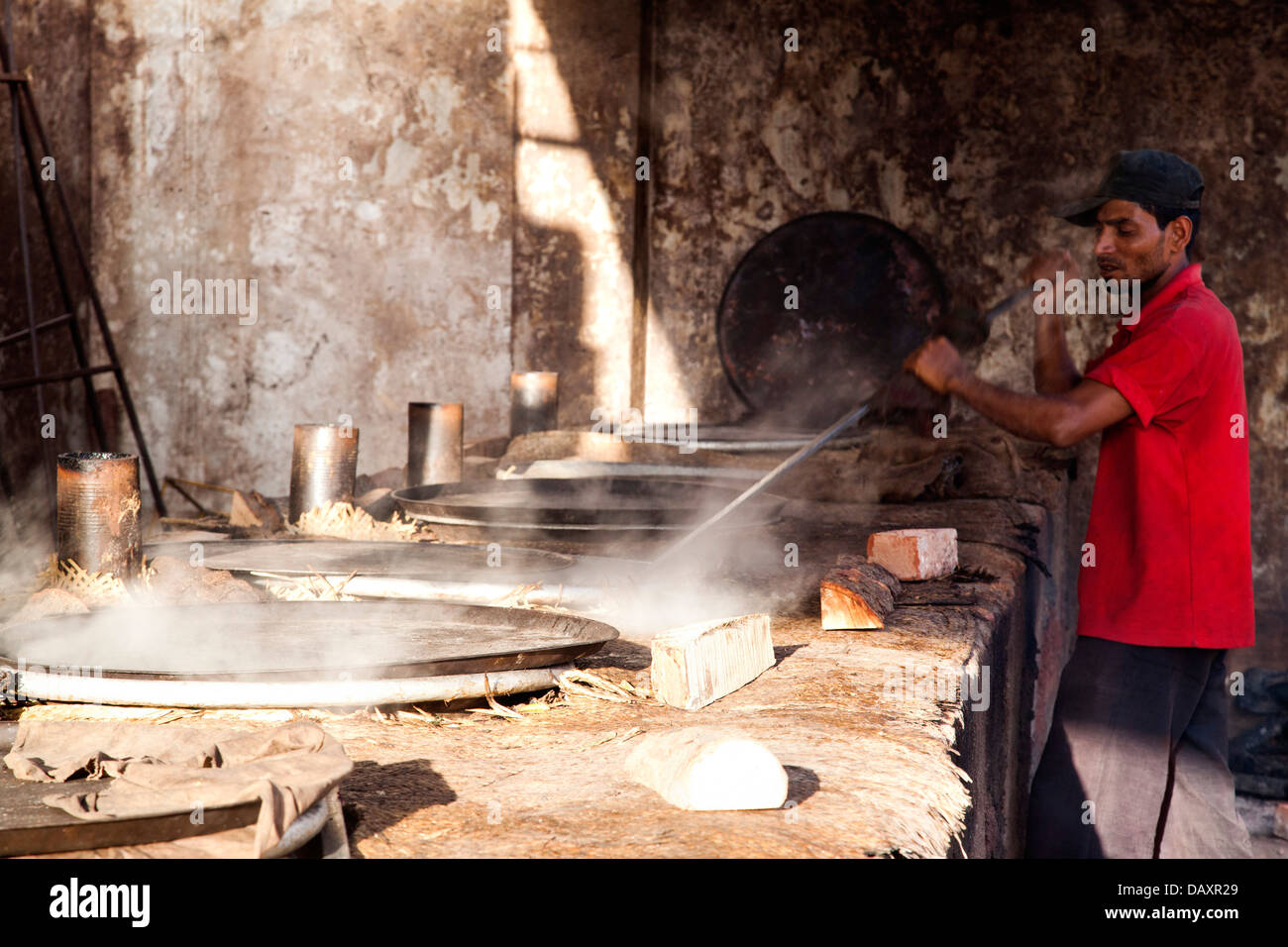 Männer, die Vorbereitung der Speisen, Charminar, Hyderabad, Andhra Pradesh, Indien Stockfoto