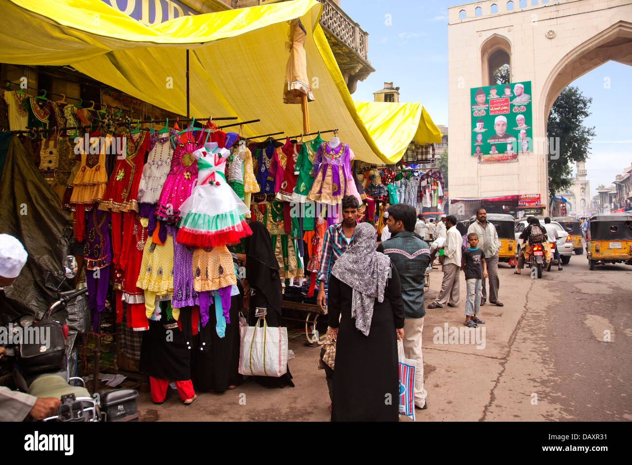 Menschen auf dem Markt Charminar Basar, Hyderabad, Andhra Pradesh, Indien Stockfoto