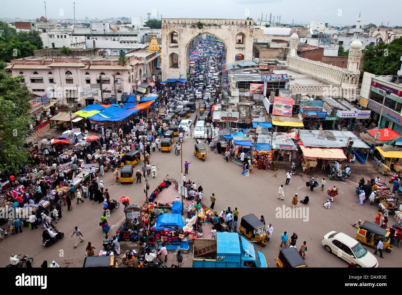 Erhöhte Ansicht der Menge am Markt, Charminar Basar, Hyderabad, Andhra Pradesh, Indien Stockfoto