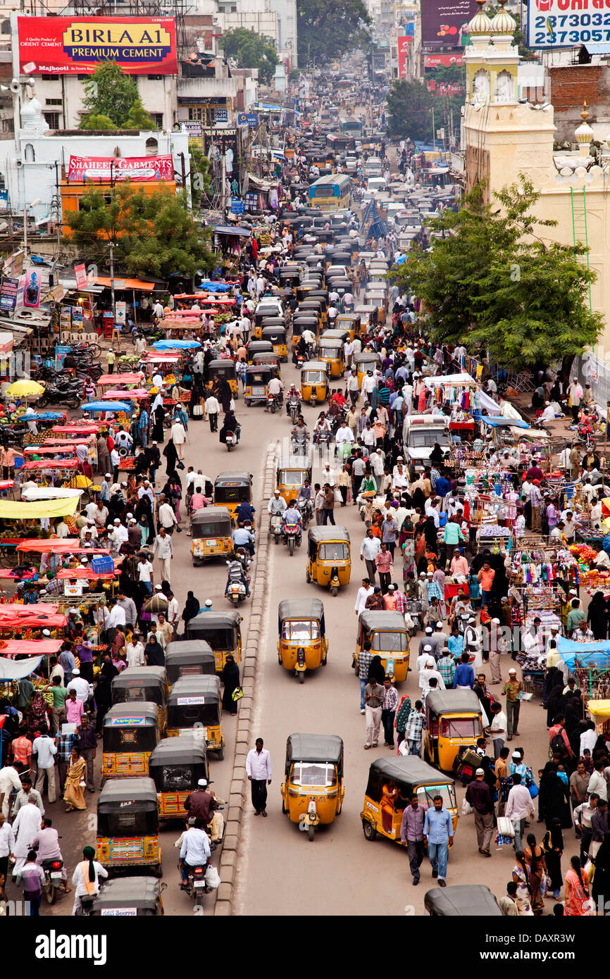 Erhöhte Ansicht des Verkehrs auf der Straße, Charminar, Hyderabad, Andhra Pradesh, Indien Stockfoto