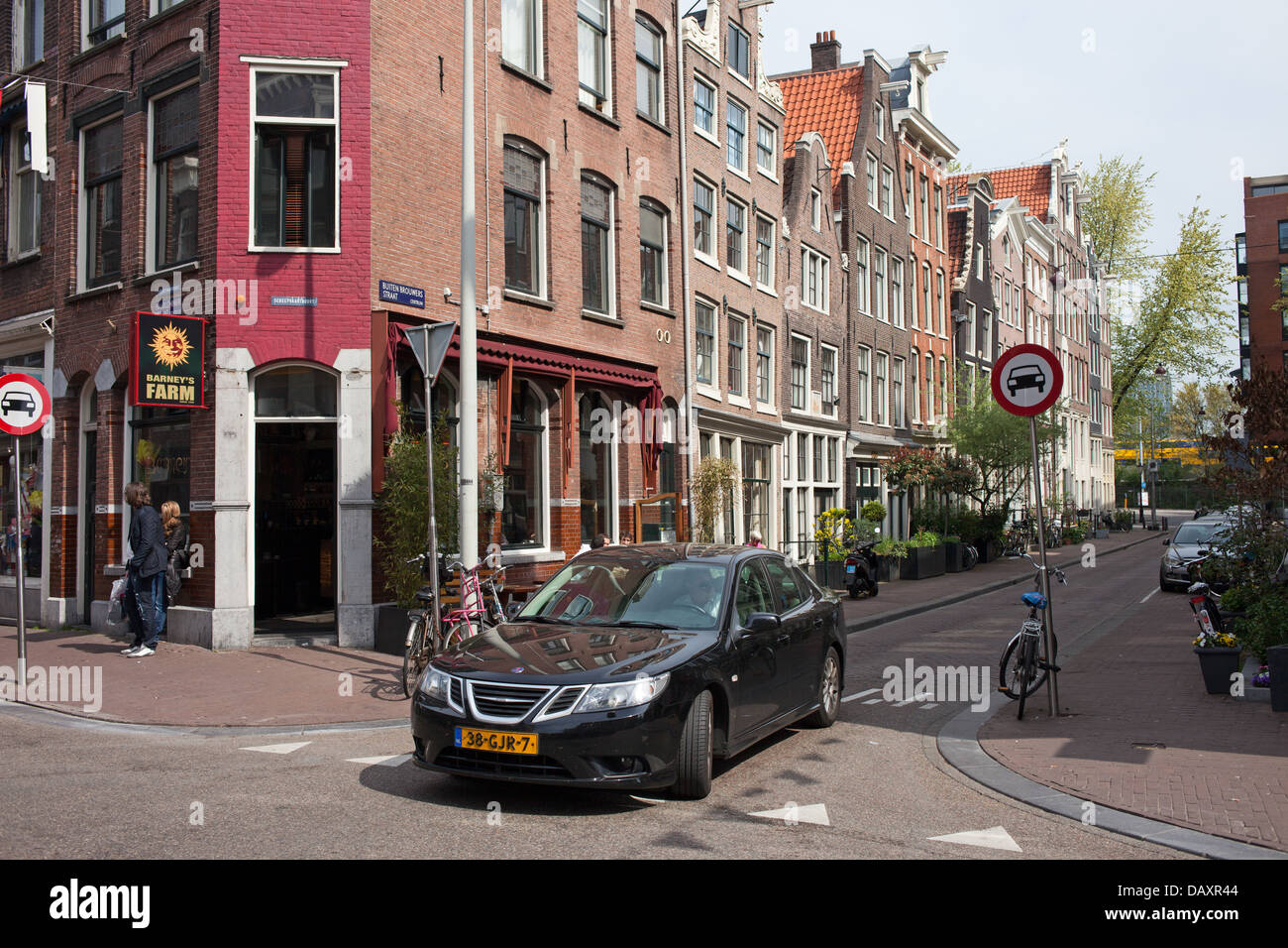 Mehrfamilienhäuser in Amsterdam, Niederlande, Ecke Scheepvaartbuurt / Buiten Brouwers Street. Stockfoto