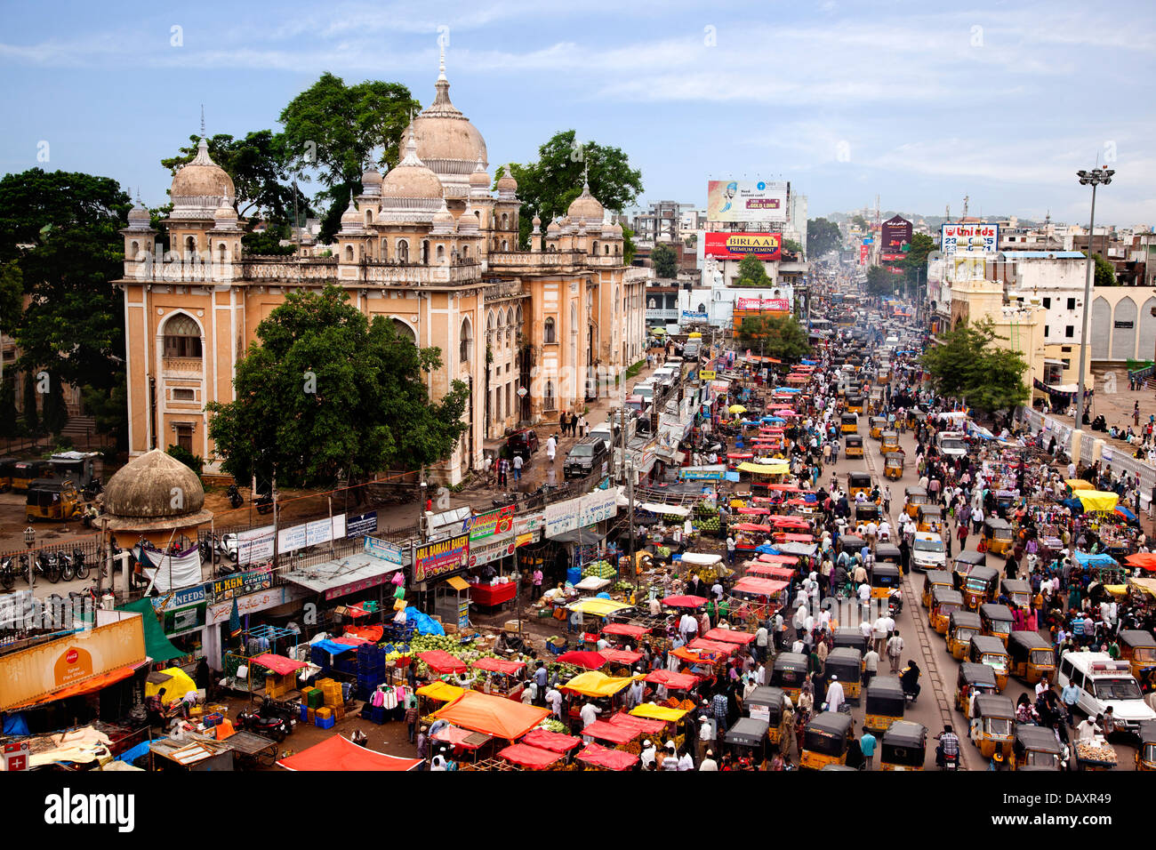 Erhöhte Ansicht der Straße, die vollgepackt mit Verkehr, Charminar Basar, Hyderabad, Andhra Pradesh, Indien Stockfoto