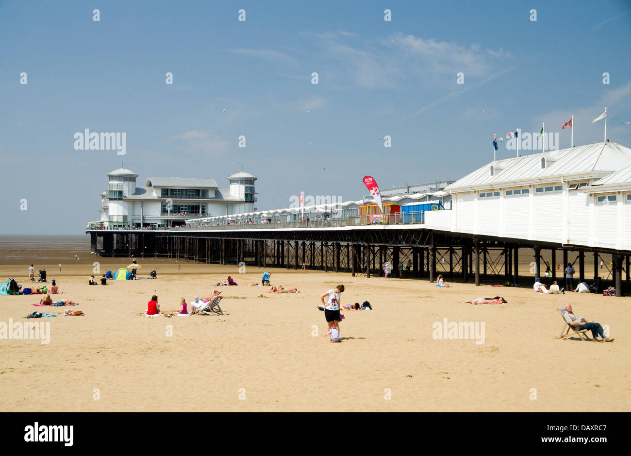 Die Grand Pier und Strand, Weston-Super-Mare, Somerset, England. Stockfoto