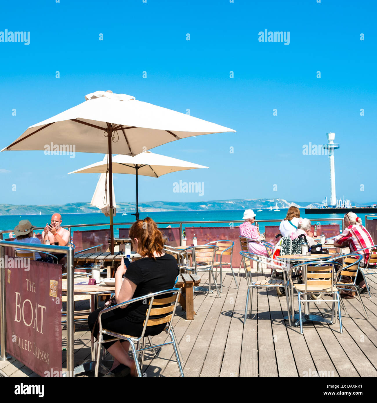 Cafe am Strand von Weymouth mit dem Sealife-Turm im Hintergrund, Dorset, UK. Stockfoto