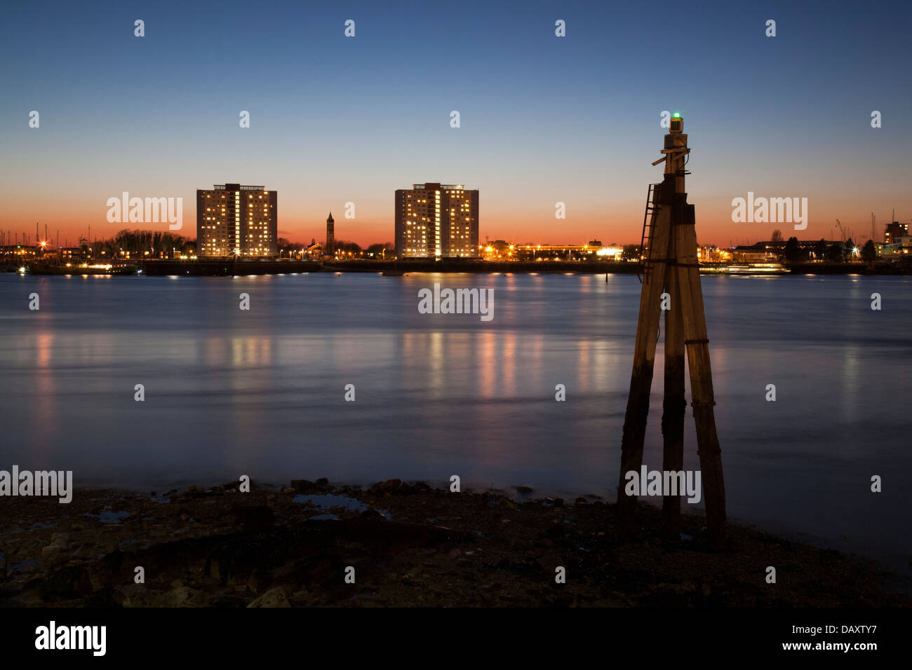 Spät abends Ansicht von Portsmouth, Blick über den Hafen, Gosport in Hampshire, UK. Stockfoto