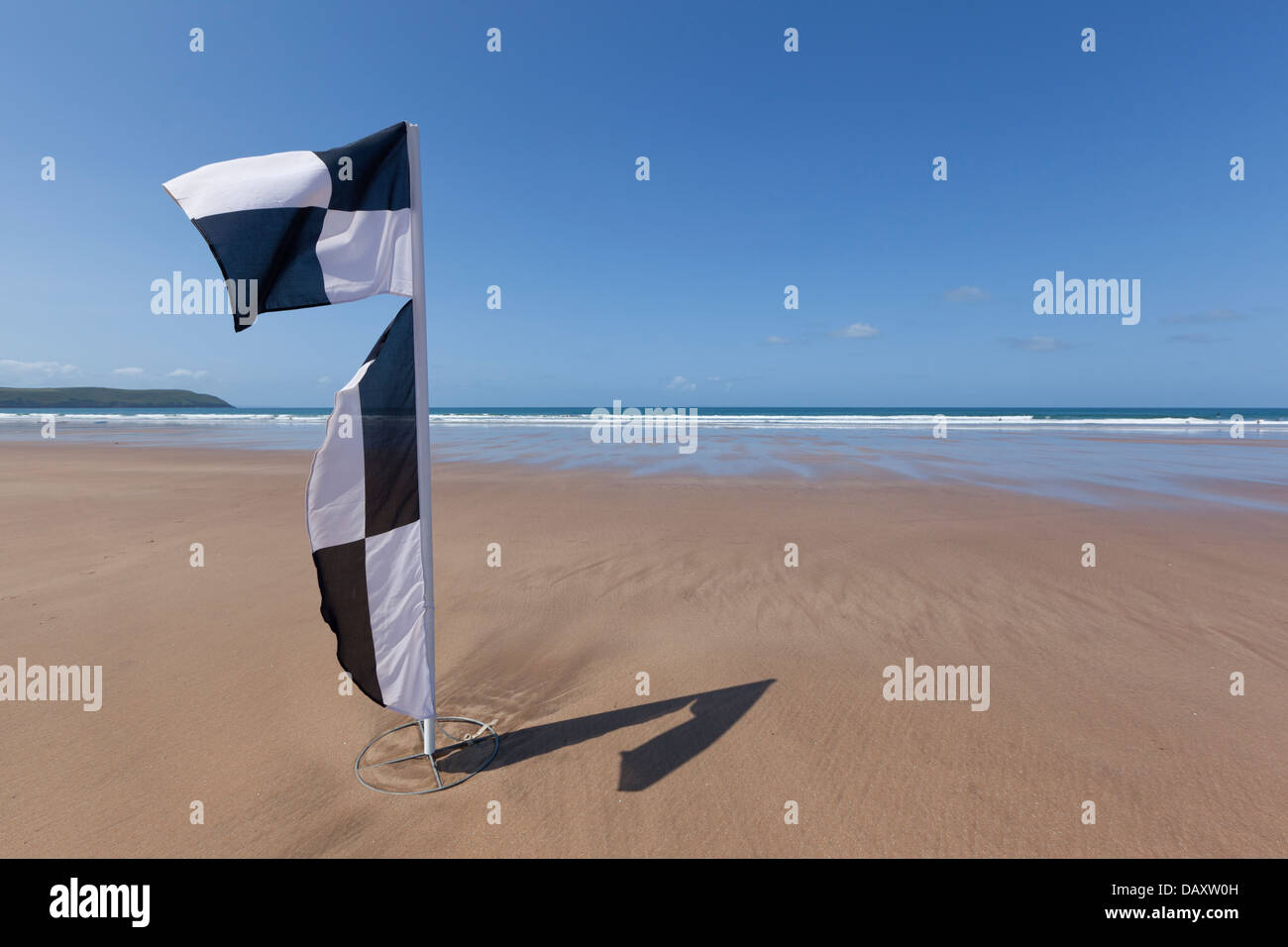 Black And White Flag markiert den Beginn der Surf Zone Woolacombe Beach in North Devon, UK. Stockfoto