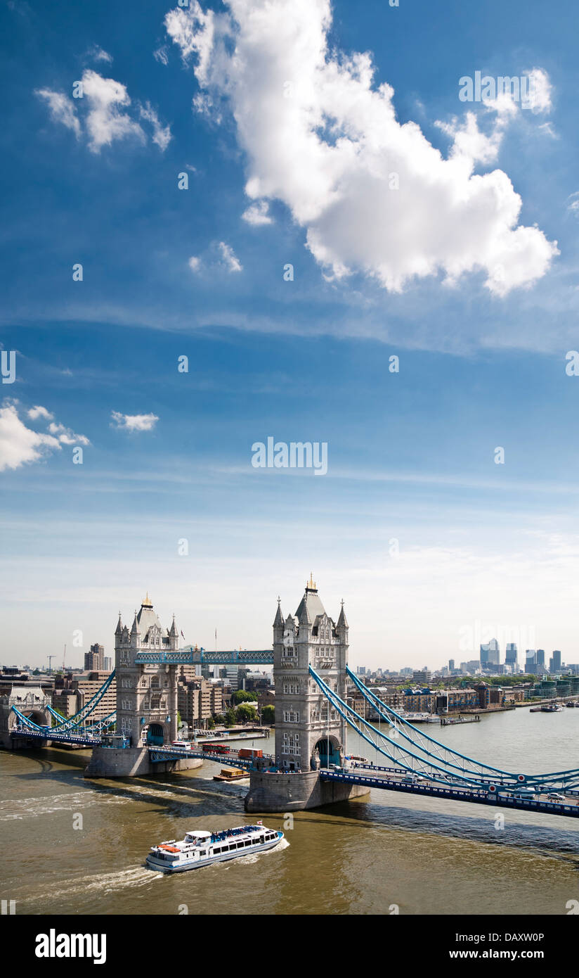 Erhöhten Blick auf die Tower Bridge, cruise Boot und hellem Sommerhimmel in London, Vereinigtes Königreich. Stockfoto