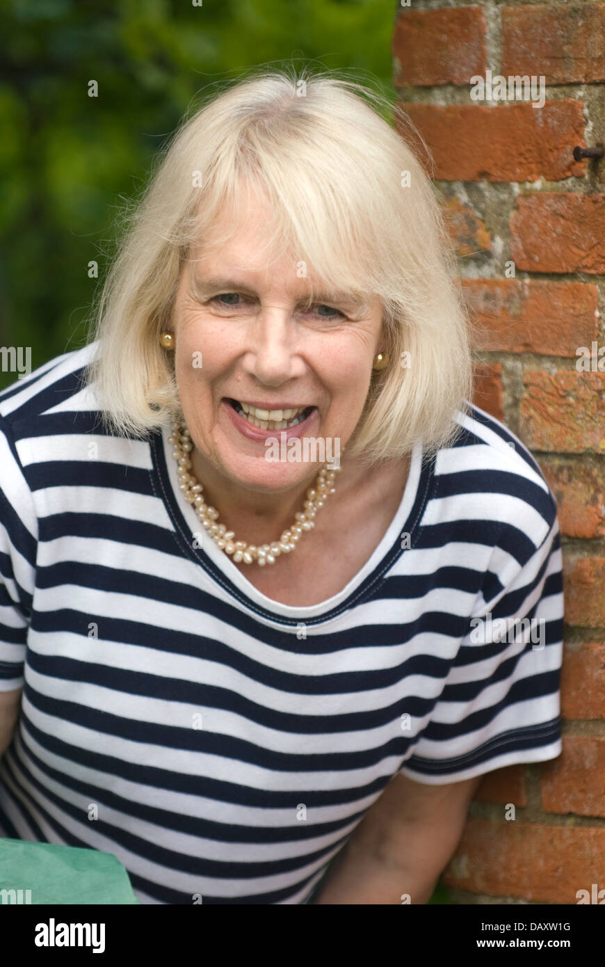 Ältere Frau in den glücklichen Gespräch an worldham Dorffest, Sonntag, den 14. Juli 2013. Stockfoto