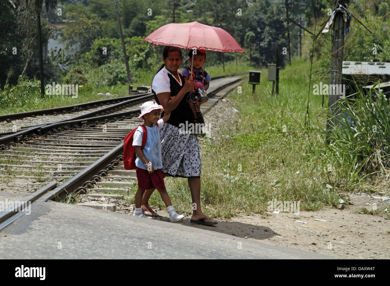 Frau & Kinder mit Regenschirm PERADENIYA SRI LANKA 12. März 2013 Stockfoto