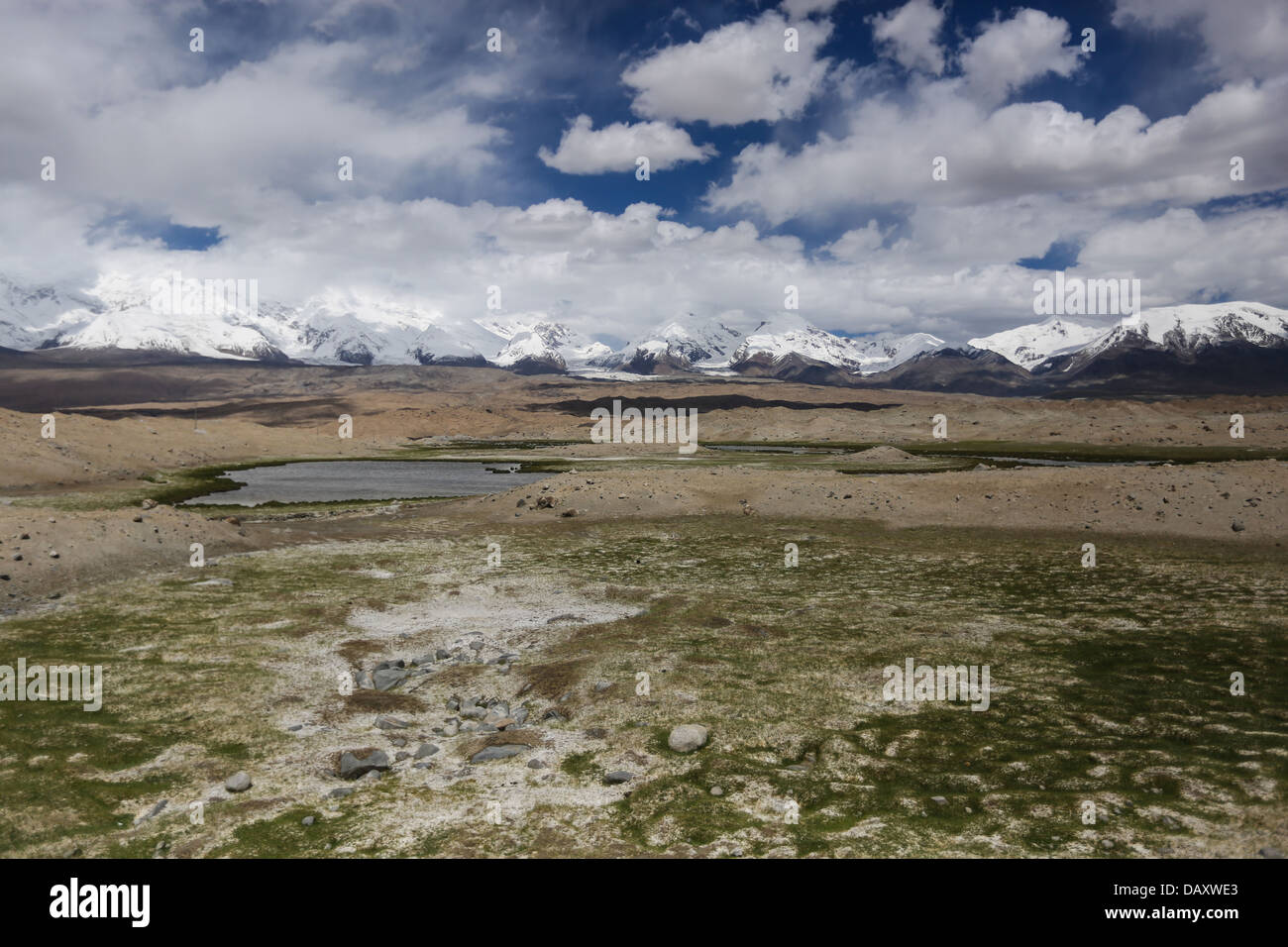 Die schönen Wiesen in der Nähe von Karakul See und die hoch aufragenden Berge des östlichen Pamir. Provinz Xinjiang, China 2013. Stockfoto