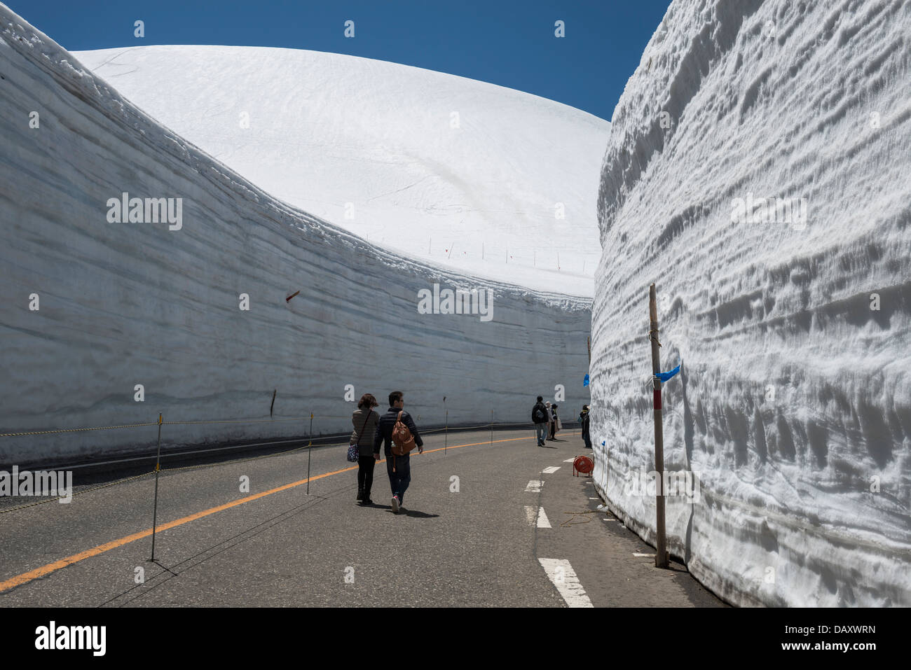 Schnee-Korridor nahe dem Gipfel bei Murodo auf die Tateyama Kurobe Alpine Route, Japan Stockfoto